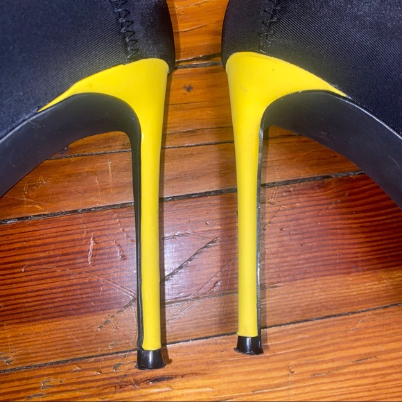 Steve Madden Sporty Neoprene Pointed Toe Stiletto Bootie- Sz 7.5 - Picture 3 of 6